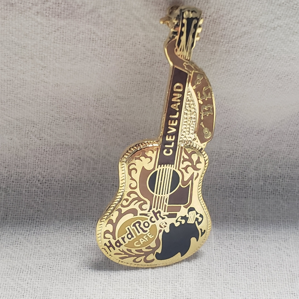 Vintage 1990's Rock Cafe Cleveland,Ohio Goldtone  Guitar Pin